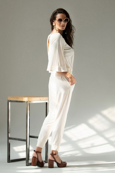 Кремовый комбинезон Кремовый комбинезон