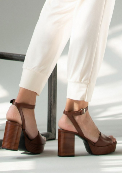 Кремовый комбинезон Кремовый комбинезон