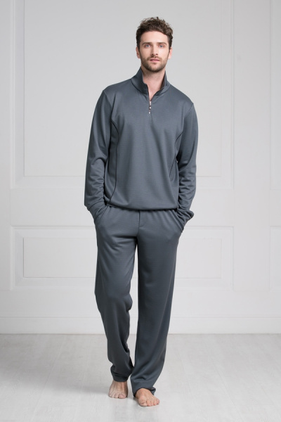 Спортивный костюм с воротником стойка