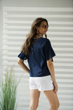 Темно-синяя блуза с перфорацией